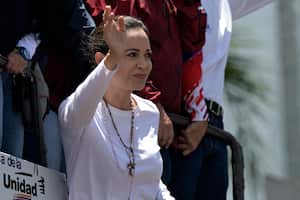 La líder de la oposición venezolana María Corina Machado saluda desde lo alto de un camión durante una manifestación para protestar por los resultados de las elecciones presidenciales, en Caracas el 3 de agosto de 2024. Venezuela se preparó para nuevas protestas después de que la disputada victoria electoral del presidente Nicolás Maduro fuera ratificada en la víspera, y un número creciente de naciones reconocieron a su rival de la oposición como el verdadero ganador. (Foto de Yuri CORTEZ / AFP)