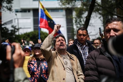 Consulado de Venezuela 
Plantón en contra de Nicolas Maduro por el fraude en las elecciones presidenciales