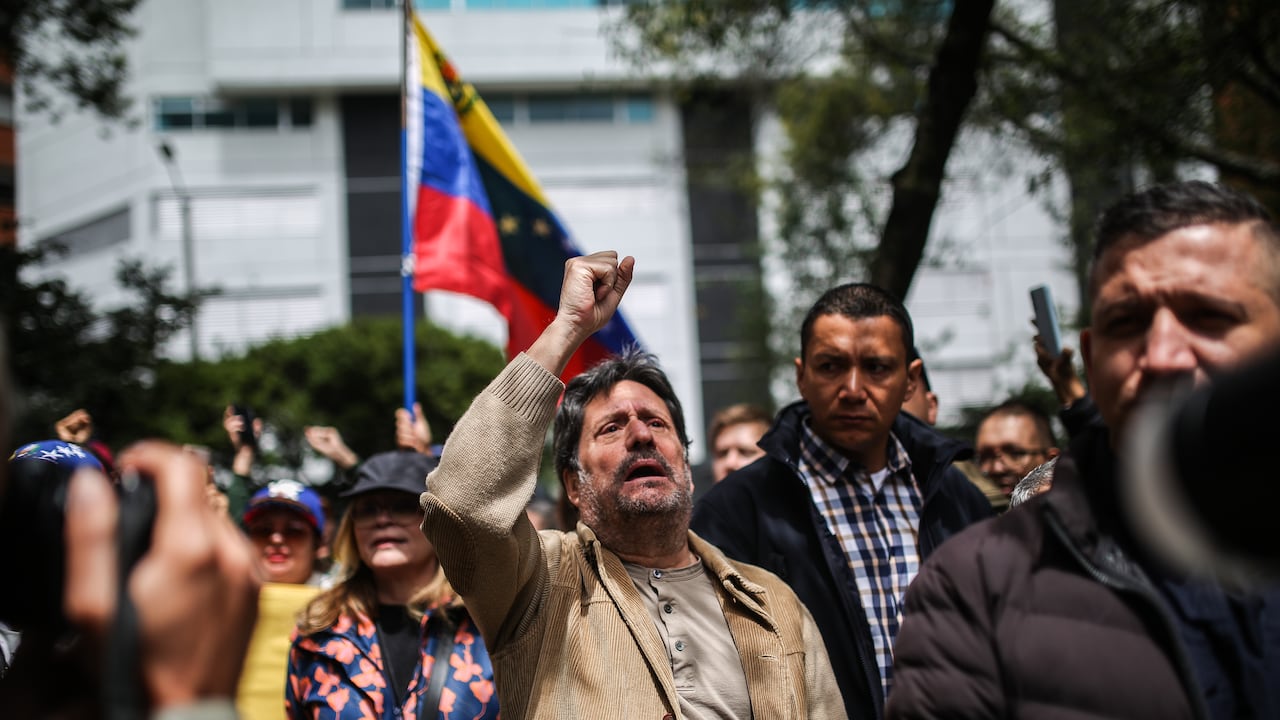 Consulado de Venezuela 
Plantón en contra de Nicolas Maduro por el fraude en las elecciones presidenciales