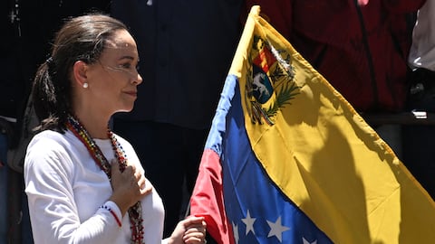 La líder de la oposición venezolana María Corina Machado sostiene una bandera nacional venezolana mientras hace gestos desde lo alto de un camión durante una manifestación para protestar por los resultados de las elecciones presidenciales, en Caracas el 3 de agosto de 2024. Venezuela se preparó para nuevas protestas después de que la disputada victoria electoral del presidente Nicolás Maduro fuera ratificado en la víspera, y un número creciente de naciones reconocieron a su rival de la oposición como el verdadero ganador. (Foto de Juan BARRETO/AFP)