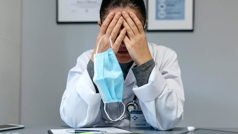 La prevalencia de depresión entre médicos es alta debido al constante grado de estrés al que están sometidos.