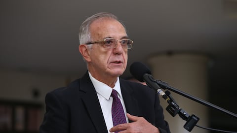 Ministro de Defensa Iván Velásquez Gómez
director general de la Policía Nacional, general William Salamanca