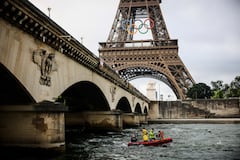 Un bote de rescate navega en el río Sena cerca de la Torre Eiffel durante un simulacro para la ceremonia inaugural de los Juegos de Olímpicos de París 2024, el lunes 17 de junio de 2024, en París. (AP Foto/Thomas Padilla