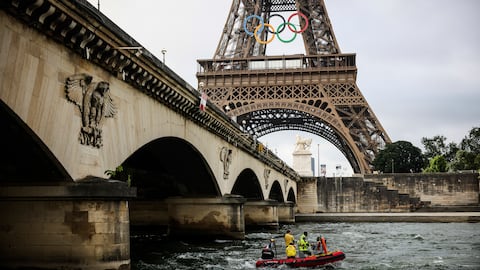 Un bote de rescate navega en el río Sena cerca de la Torre Eiffel durante un simulacro para la ceremonia inaugural de los Juegos de Olímpicos de París 2024, el lunes 17 de junio de 2024, en París. (AP Foto/Thomas Padilla