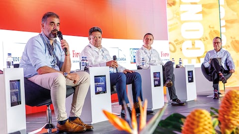 De izquierda a derecha, Liborio Cuéllar, gerente general de la Sociedad Portuaria Regional de Buenaventura; César Restrepo Saavedra, gerente general de Ventura Group; Camilo Cortés, presidente de Almaviva, y Carlos Enrique Rodríguez, subdirector de la revista SEMANA.