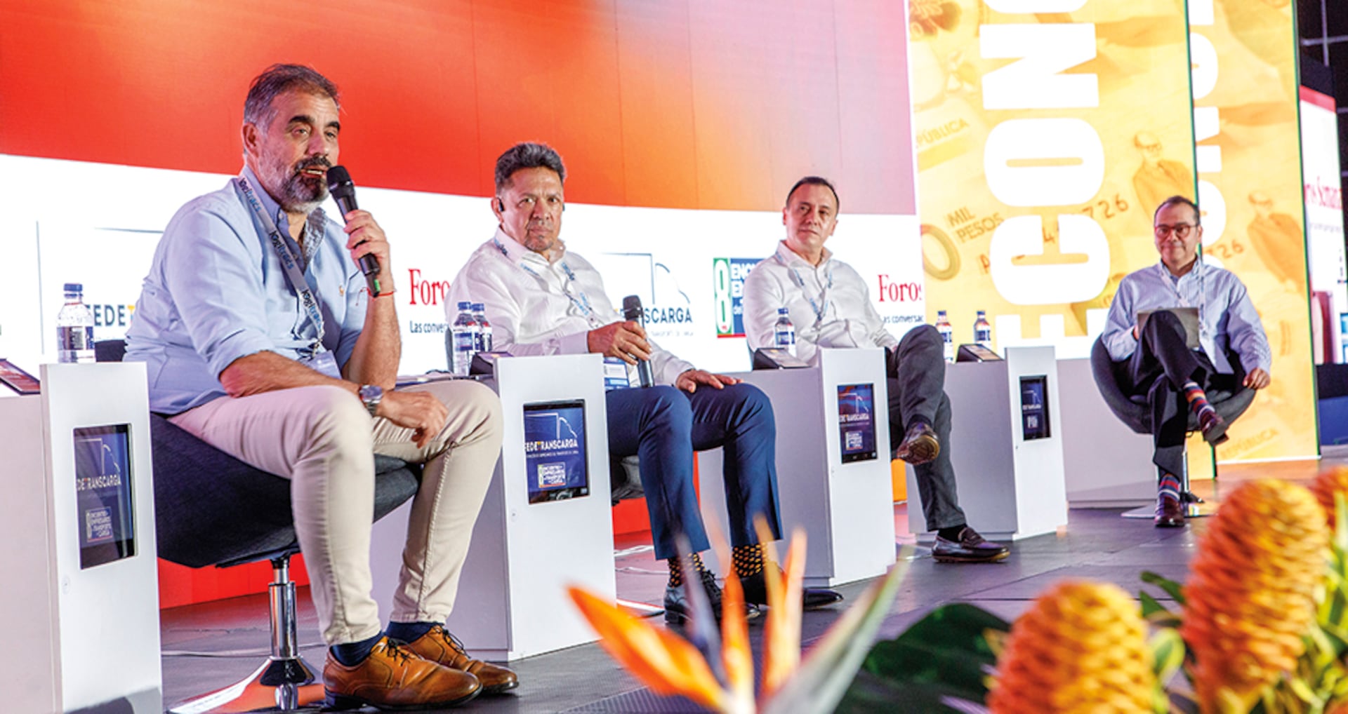 De izquierda a derecha, Liborio Cuéllar, gerente general de la Sociedad Portuaria Regional de Buenaventura; César Restrepo Saavedra, gerente general de Ventura Group; Camilo Cortés, presidente de Almaviva, y Carlos Enrique Rodríguez, subdirector de la revista SEMANA.
