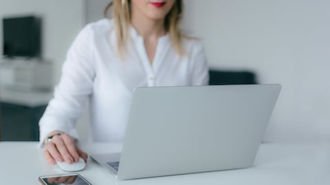En este contexto, es esencial entender la diferencia entre el trabajo remoto y el híbrido, ya que ambas modalidades ofrecen beneficios significativos tanto para empleados como para empleadores.