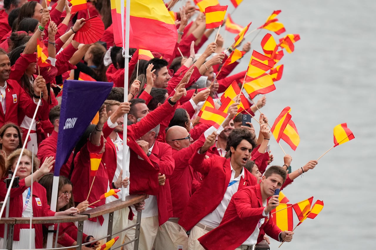 Deportistas de España  saludando desde el barco en la ceremonia de apertura de los Juegos Olímpicos París 2024