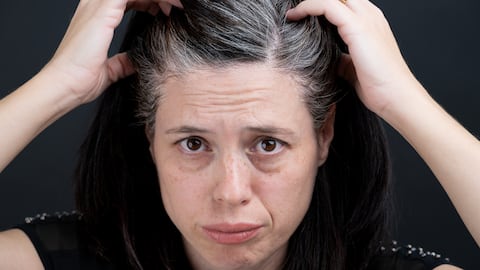 Las canas aparecen debido a una combinación de factores biológicos y genéticos.