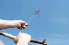 Transformar papel reciclable en una cometa es una excelente manera de combinar manualidades con conciencia ambiental. Este artículo proporciona las instrucciones necesarias para fabricar una cometa sostenible y divertida.