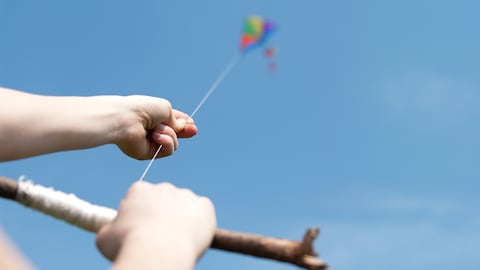 Transformar papel reciclable en una cometa es una excelente manera de combinar manualidades con conciencia ambiental. Este artículo proporciona las instrucciones necesarias para fabricar una cometa sostenible y divertida.