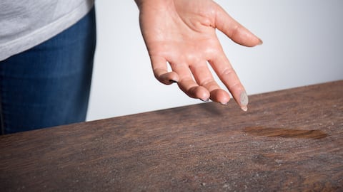 Así de fácil puede limpiar el polvo de los muebles.