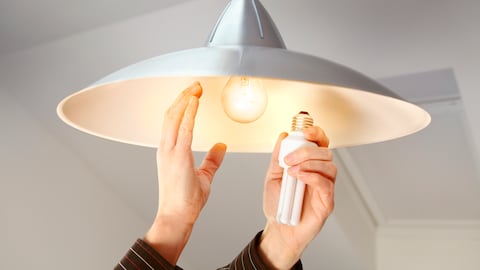 Elegir adecuadamente las bombillas para el hogar es crucial por varias razones.