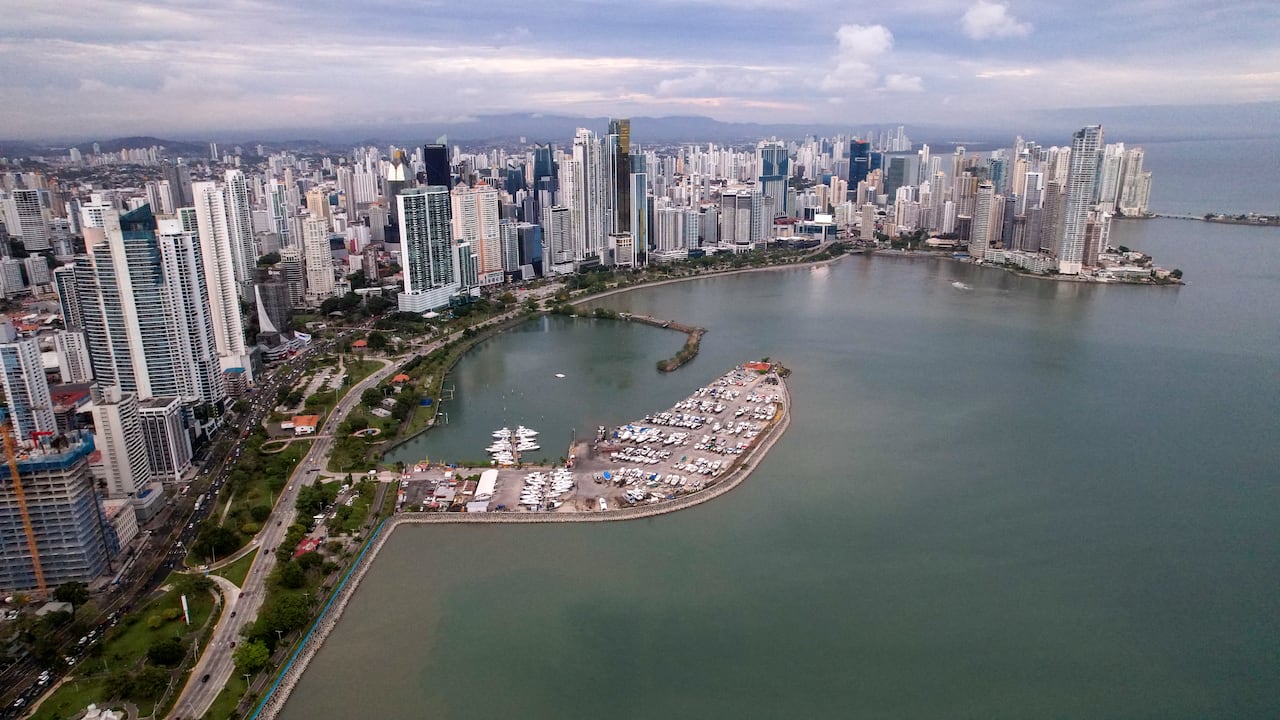 Vista aérea de la zona comercial y la franja costera de la Ciudad de Panamá, tomada el 26 de abril de 2024.
