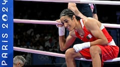 La argelina Imane Khelif sale tras su combate de boxeo de octavos de final de la preliminar femenina de 66 kg contra la italiana Angela Carini durante los Juegos Olímpicos de París 2024 en el North Paris Arena, en Villepinte, el 1 de agosto de 2024.