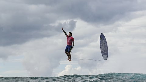 El surfista brasilero Gabriel Medina reacciona a su participación en los Juegos Olímpicos de París 2024, en Teahupo'o, Tahití. Foto: Jerome BROUILLET / AFP