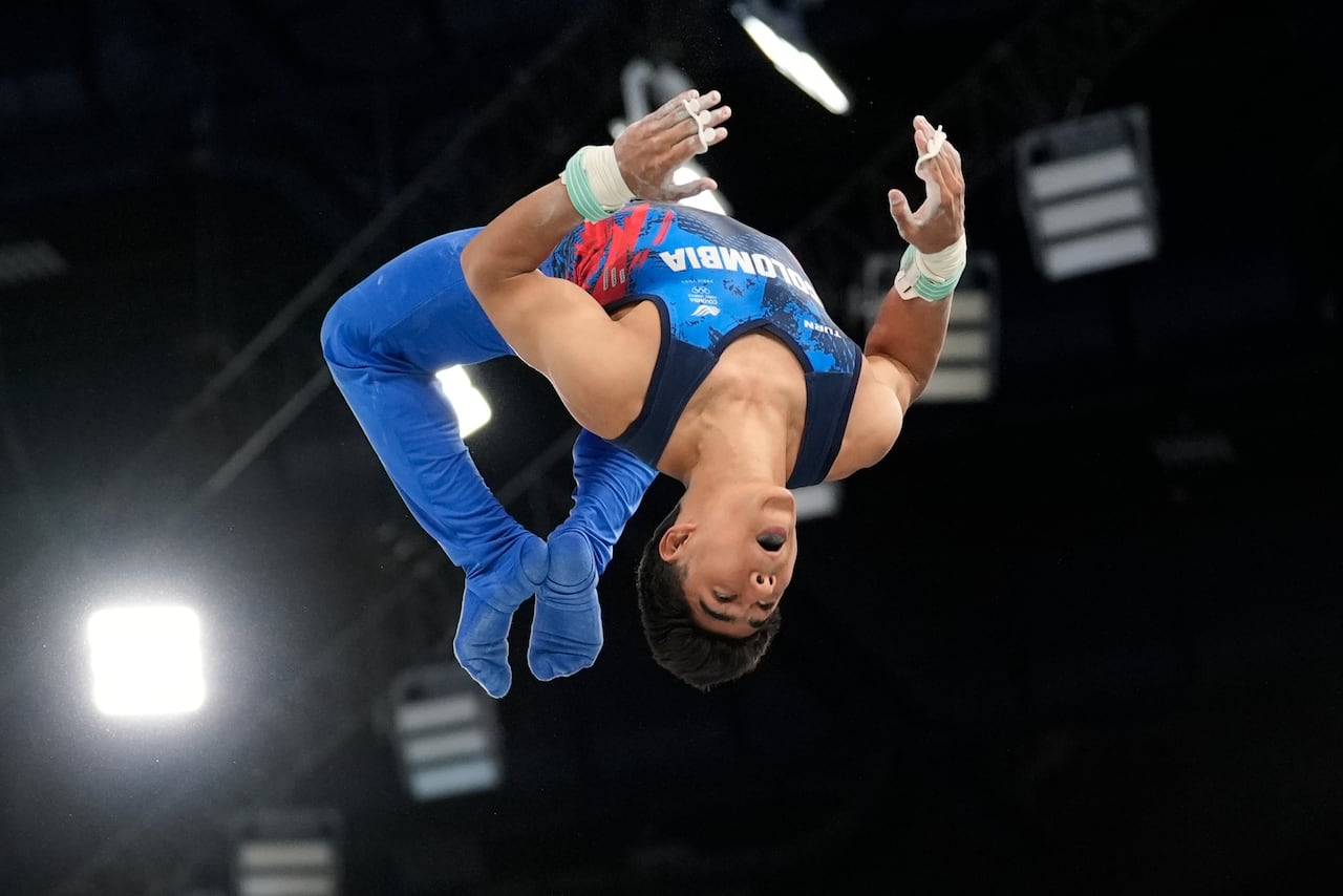 Angel Barajas, de Colombia, compite durante las finales de barra horizontal individual de gimnasia artística masculina en el Bercy Arena en los Juegos Olímpicos de Verano de 2024, el lunes 5 de agosto de 2024, en París, Francia. (Foto AP/Abbie Parr)
