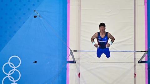 Una descripción general muestra al colombiano Ángel Barajas compitiendo en la final de barra horizontal masculina de gimnasia artística durante los Juegos Olímpicos de París 2024 en el Bercy Arena de París, el 5 de agosto de 2024. (Foto de Odd ANDERSEN / AFP)