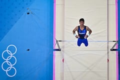 Una descripción general muestra al colombiano Ángel Barajas compitiendo en la final de barra horizontal masculina de gimnasia artística durante los Juegos Olímpicos de París 2024 en el Bercy Arena de París, el 5 de agosto de 2024. (Foto de Odd ANDERSEN / AFP)