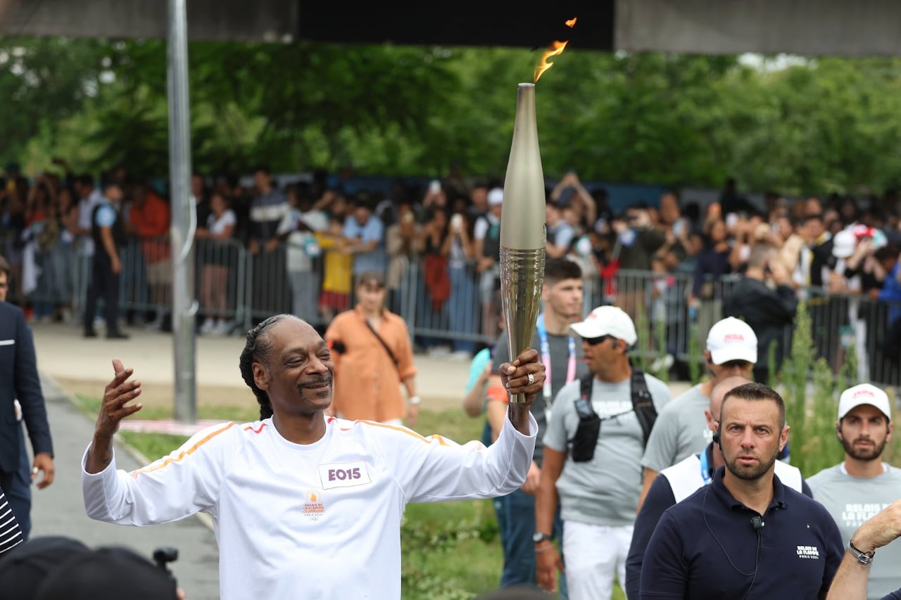 El cantante Snoop Dogg porta la antorcha de los Juegos Olímpicos París 2024