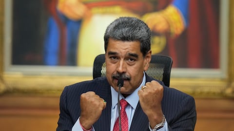 El presidente Nicolás Maduro hace gestos durante una conferencia de prensa en el palacio presidencial de Miraflores en Caracas, Venezuela, el miércoles 31 de julio de 2024. (AP foto/MatÍas Delacroix)