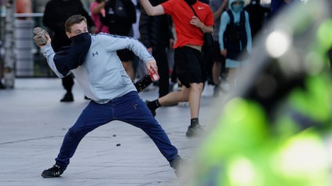 Un manifestante lanza un ladrillo durante una protesta en Liverpool, Inglaterra, el sábado 3 de agosto de 2024. (James Speakman/PA vía AP)