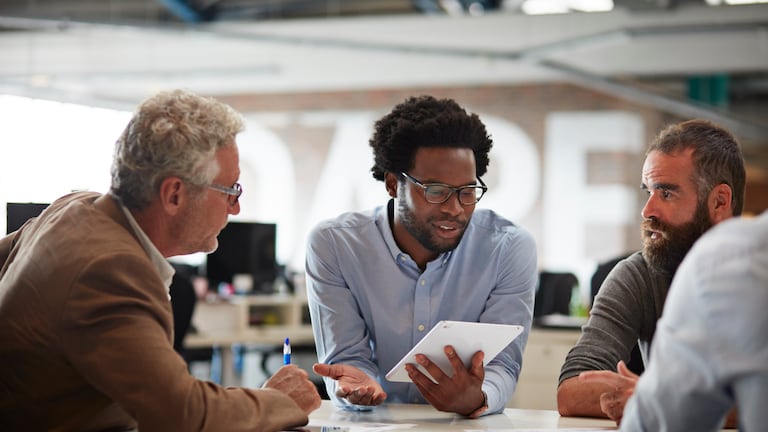Para superar el dilema de si la edad es un problema para conseguir empleo, es esencial que tanto empleadores como empleados cambien su perspectiva.