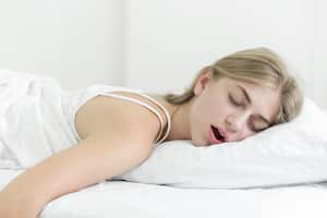 Dormir con la boca abierta puede generar problemas de salud.