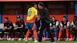 James Rodríguez con Néstor Lorenzo en medio de un juego por Copa América 2024