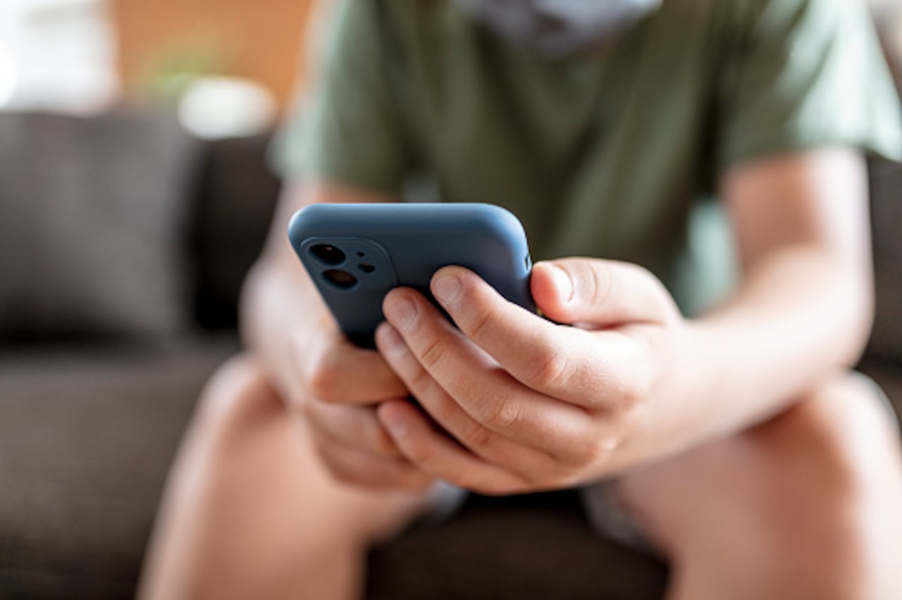 Niños en celular.