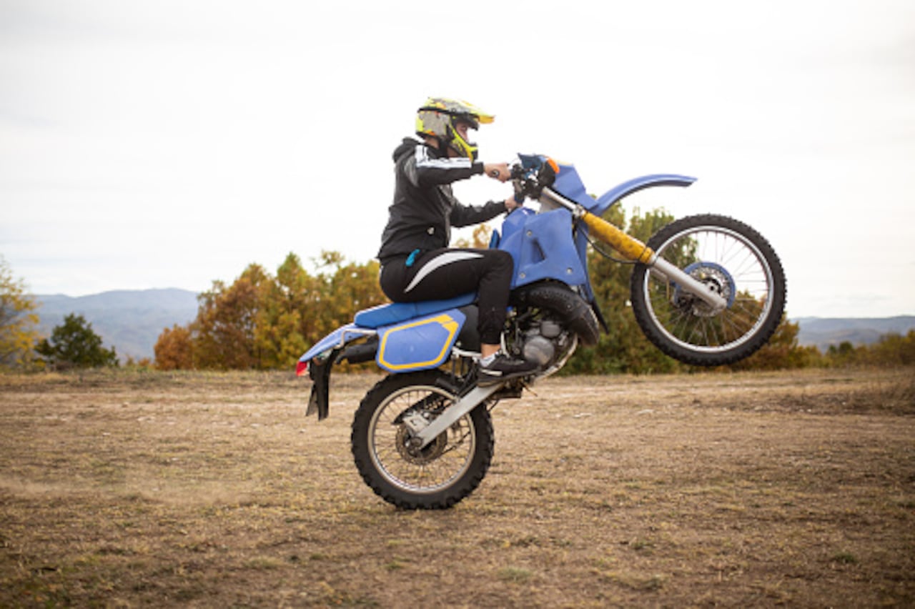 Las motos Enduro están diseñadas para transitar por terrenos difíciles, como zonas empedradas, rampas pronunciadas y barro.
