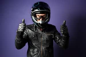 El frío invernal no tiene por qué desanimar a los motociclistas. Con la preparación y las técnicas correctas para enfrentar las bajas temperaturas, es posible mantener el confort en la carretera y seguir disfrutando de cada viaje.