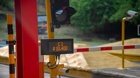 Red light at a toll traffic light on a Colombian highway.