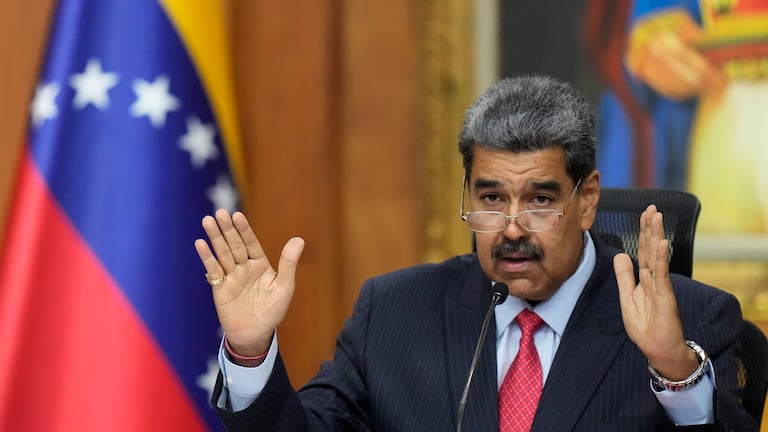El presidente venezolano, Nicolás Maduro, ofrece una conferencia de prensa en el palacio presidencial de Miraflores en Caracas, Venezuela, el miércoles 31 de julio de 2024, tres días después de su disputada reelección. (Foto AP/Matías Delacroix)