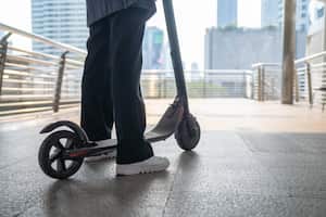 Las patinetas eléctricas no podrán ser movilizadas en una ciudad de España por seis meses. Getty Images.