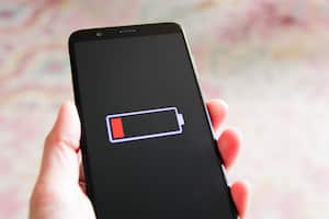 Existen diferentes factores que contribuyen a que el celular se descargue pese a que no esté siendo utilizado.