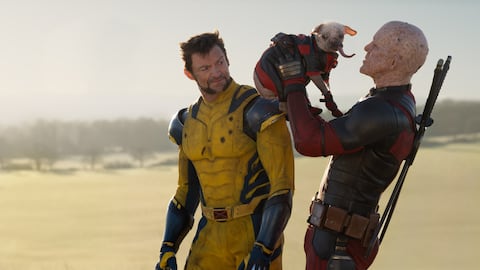 Hugh Jackman es Wolverine/Logan, Dogpool, y Ryan Reynolds es Deadpool/Wade Wilson en 'DEADPOOL & WOLVERINE'.