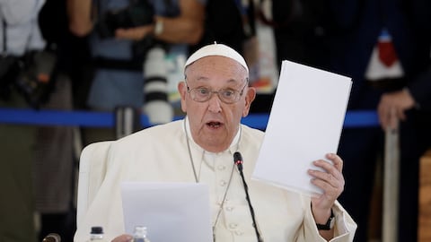 El Papa Francisco asiste a una sesión sobre Inteligencia artificial (IA), Energía, África y Mediterráneo el segundo día de la cumbre del G7 en Borgo Egnazia, Italia, el 14 de junio de 2024.