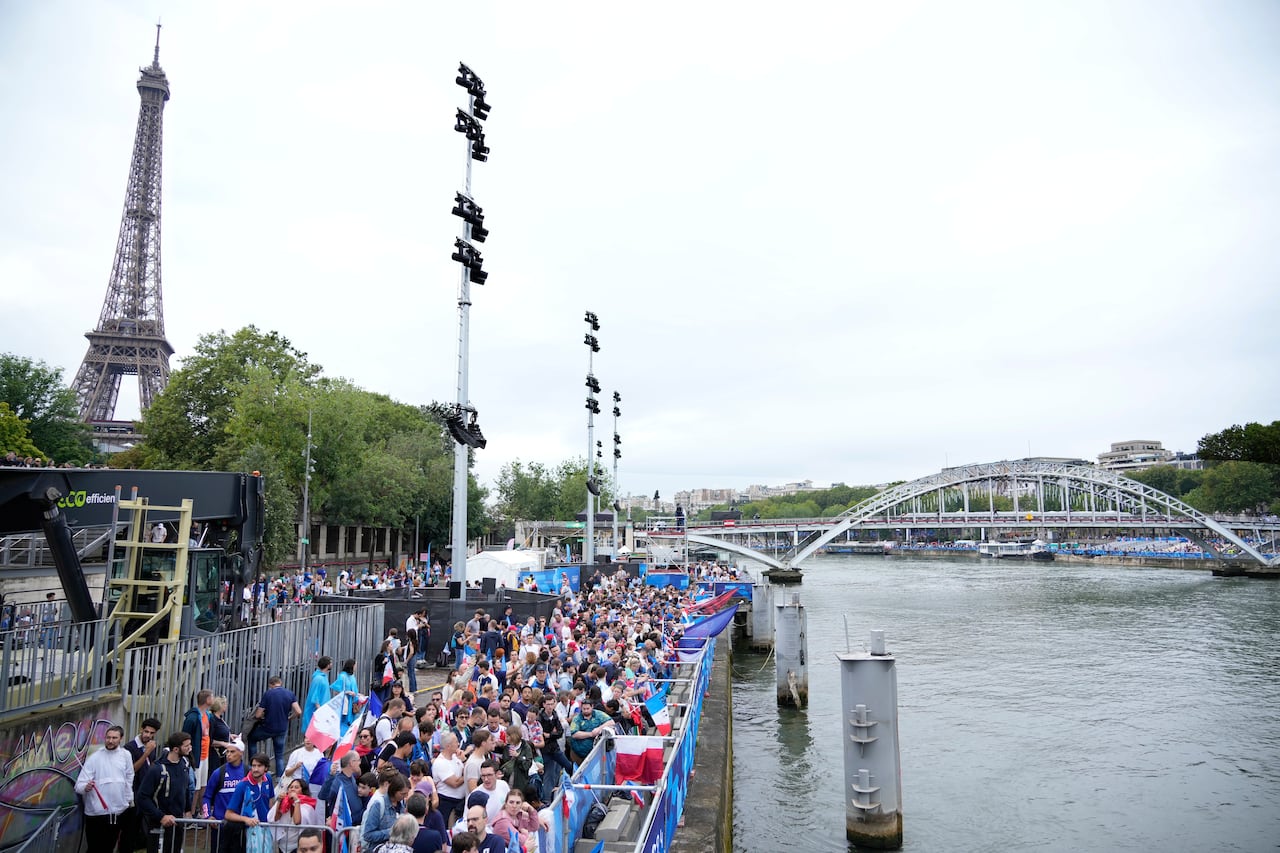 Espectadores en la inauguración de los Juegos Olímpicos París 2024 en el Río Sena en la ceremonia de apertura